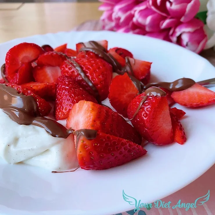 Proteinreicher Zaubergrieß mit frischen Erdbeeren und Protein-Schokocreme – ideales Rezept nach Magenbypass-OP.